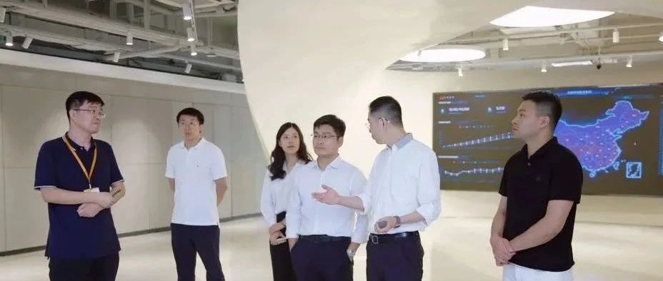江苏无锡经济开发区管理委员会发展中心主任狄荟琛一行到汇纳科技参观交流